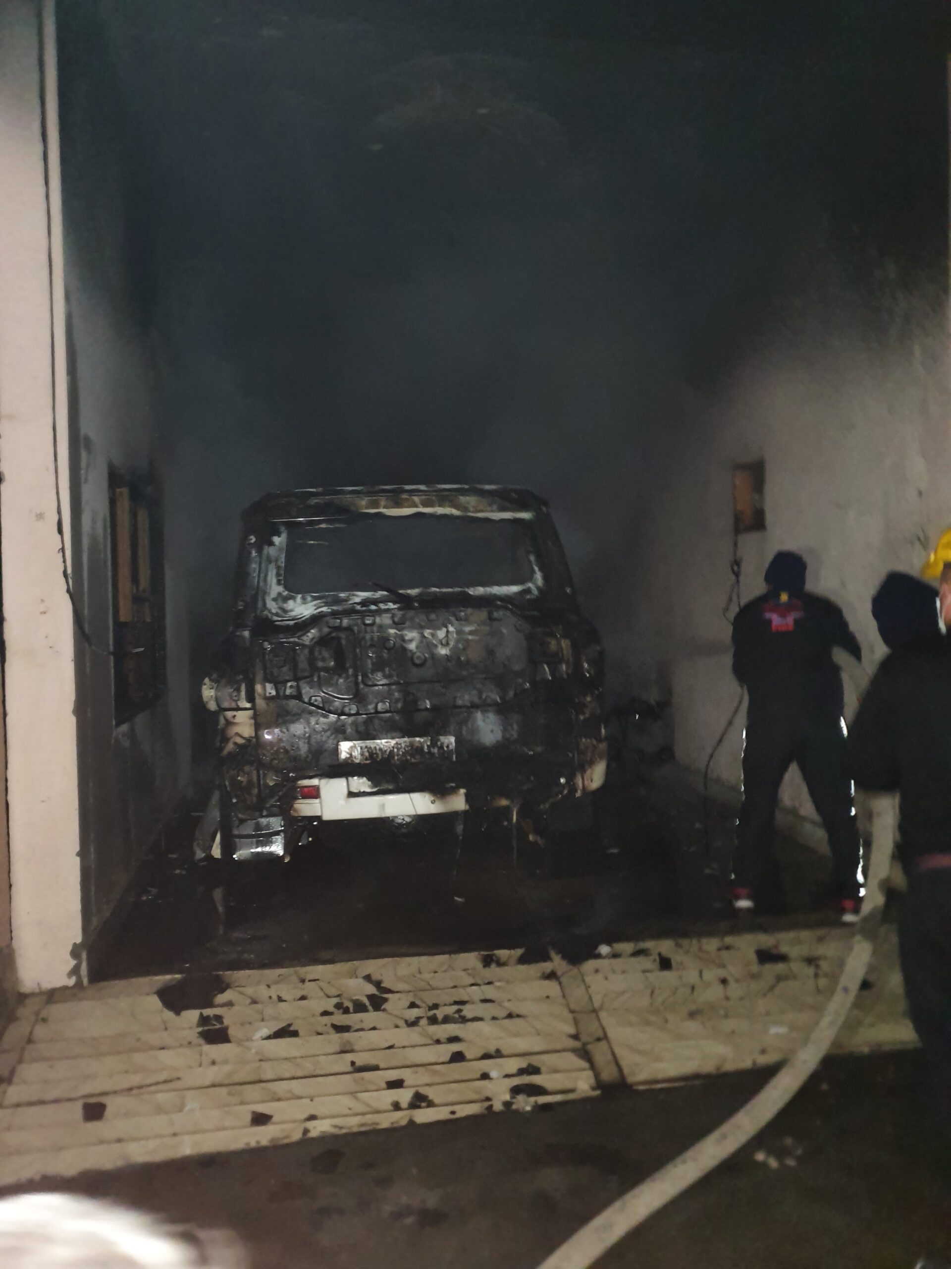 ब्रेकिंग—-घर में खड़ी कार वह स्कूटी में लगी आग देखें वीडियो