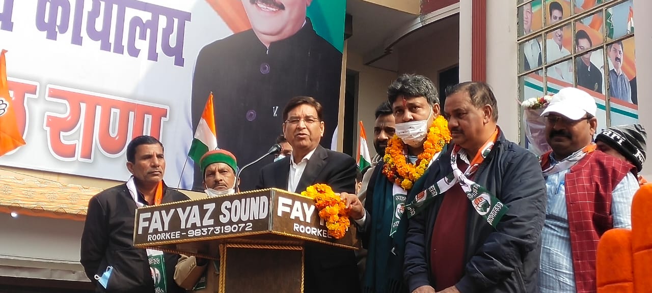 नेता प्रतिपक्ष प्रीतम सिंह ने रिबन काटकर किया कांग्रेस प्रत्याशी यशपाल राणा के कार्यालय का उद्घाटन।