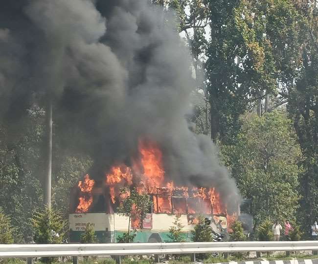 Burning bus: 37 यात्रियों से भरी बस में लगी आग
