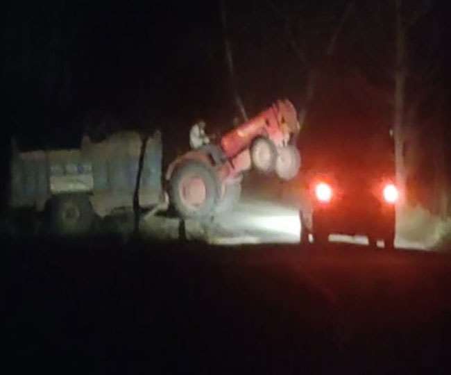 Mining mafia’s: खनन माफियाओं के हौसले बुलंद, कार्यवाही को गए तहसीलदार की गाड़ी पर ट्रैक्टर चढ़ाने का प्रयास