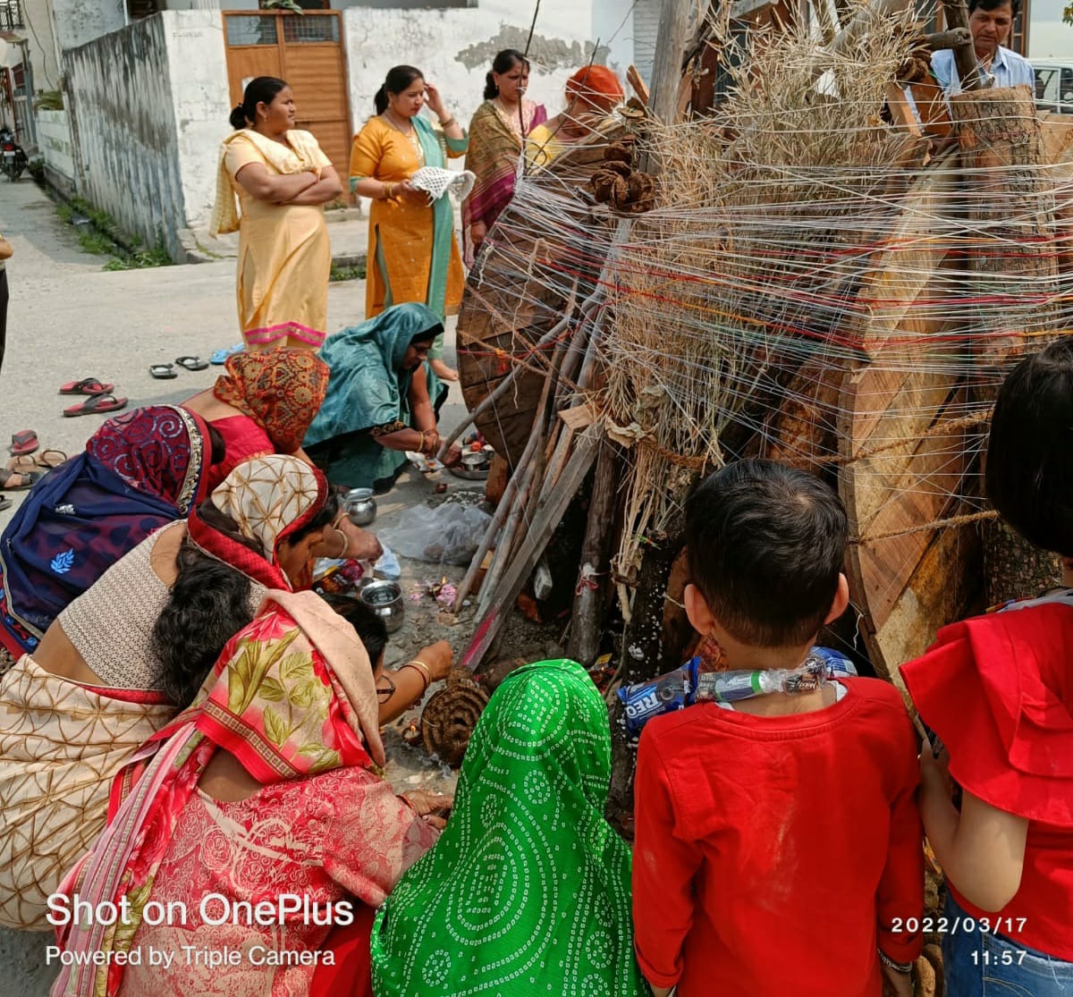 Holi pujan: महिलाओं ने होलिका माता का पूजन कर घर में सुख शांति के साथ ही बच्चों के लंबी आयु को की कामना
