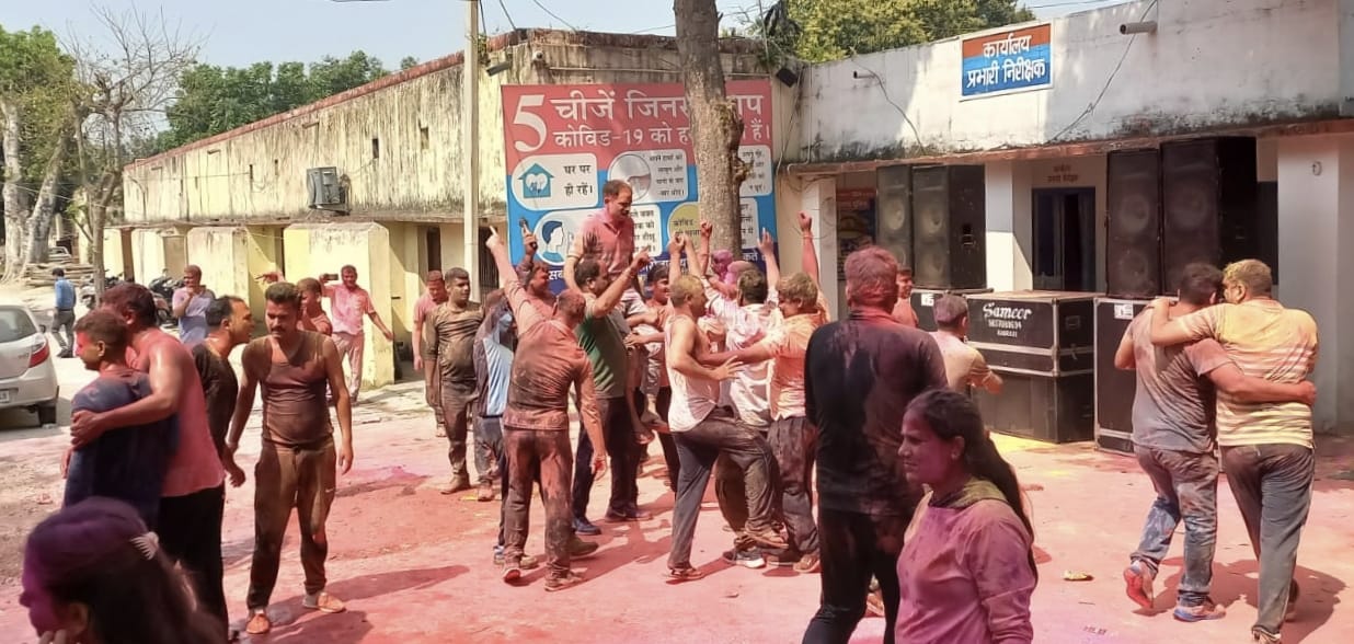 Police: पुलिस के जवानों ने होली पर की जमकर मस्ती.