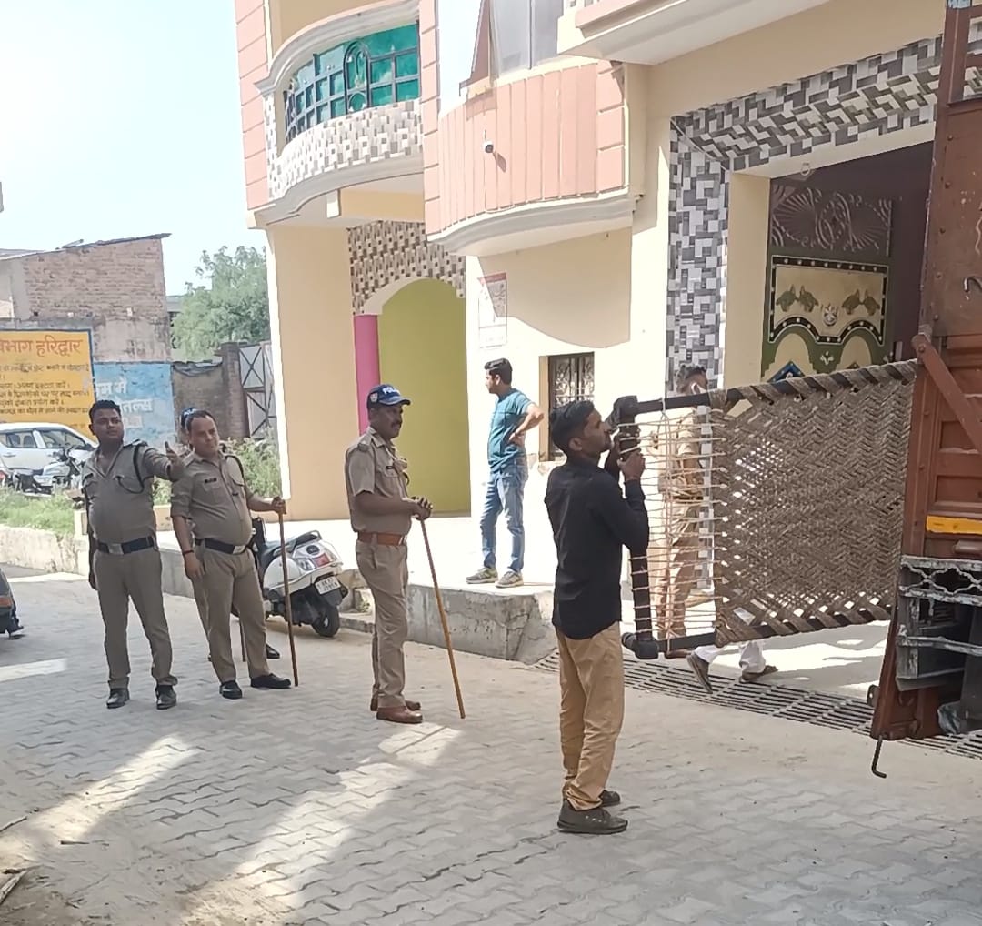 Attachment: अपरहण के आरोपियों की गिरफ्तारी ना होने पर मकान की कुर्की