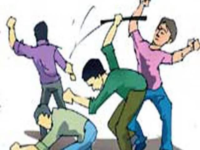 Fight: रुड़की। बच्चों के विवाद में भिड़े परिजन।