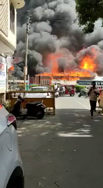 Blast: सी एन जी पंप में हुआ ब्लास्ट लगी भयानक आग जानें पूरी खबर देखें वीडियो।