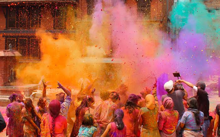 Holi: होली पर्व प्रेम और ईश्वर से अटूट विश्वास का प्रतीक। Holi: होली पर्व प्रेम और ईश्वर से अटूट विश्वास का प्रतीक।