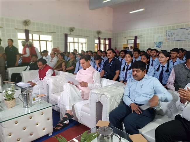 Discussion on exams: राजीव गांधी नवोदय विद्यालय में किया गया प्रधानमंत्री की परीक्षा पे चर्चा संवाद कार्यक्रम का लाइव प्रसारण, मुख्यमंत्री, शिक्षा मंत्री के साथ ही शिक्षा विभाग के अनेक अधिकारी रहे मौजूद