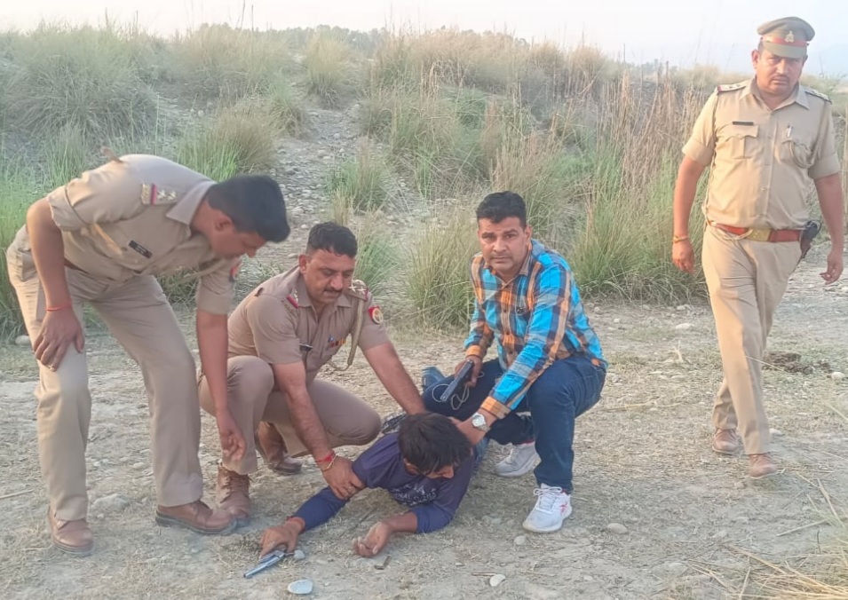 Encounter: लूटपाट करने वाला बदमाश पुलिस मुठभेड़ में घायल……देखें वीडियो!