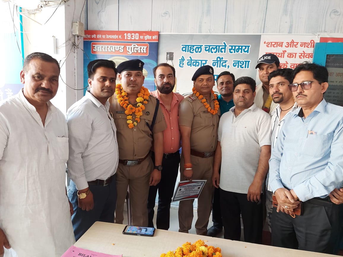 Honoured: आत्महत्या करने वाले की जान बचाने पर कांस्टेबल विकास त्यागी व सुनील कुमार को किया सम्मानित