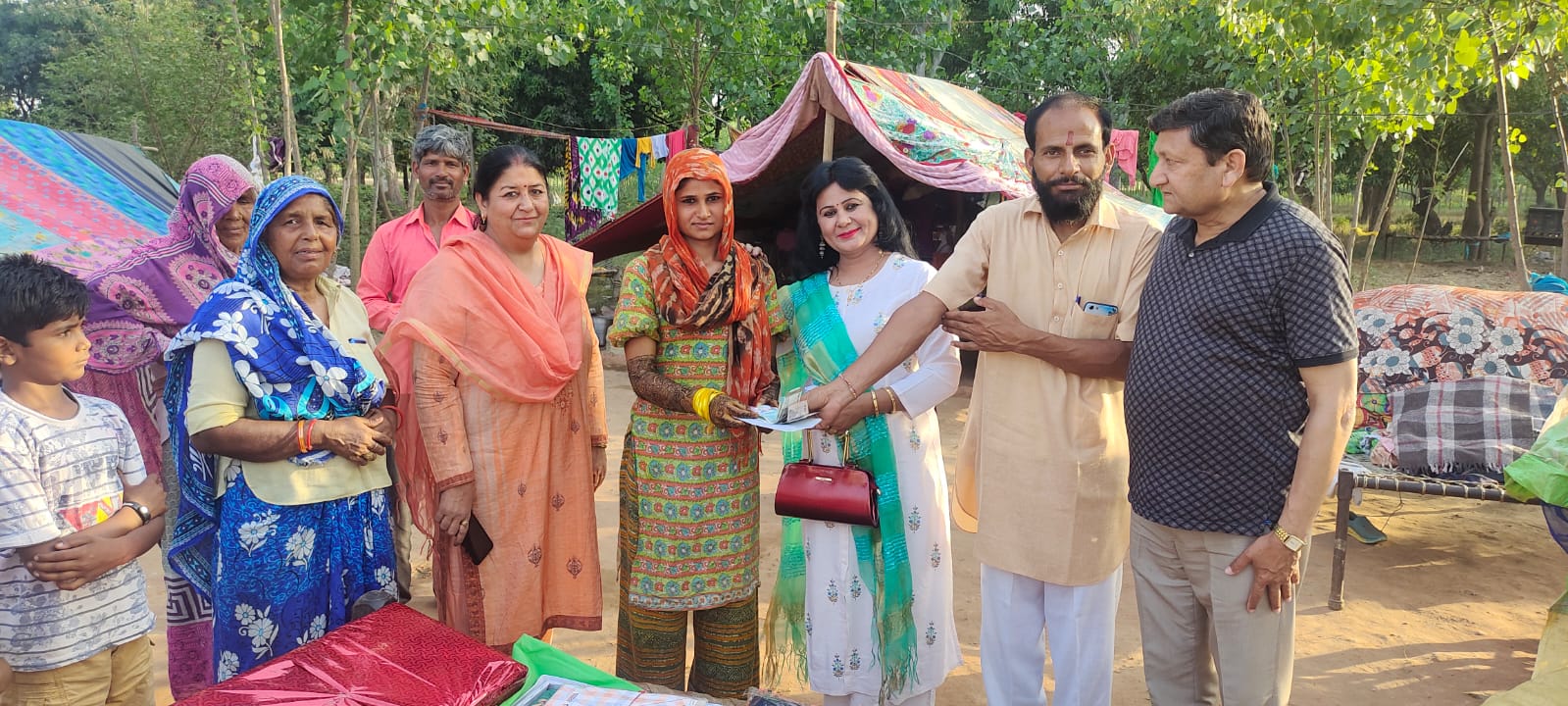 Help: सर्व समाज संगठन ने गरीब परिवार की लड़की की शादी को की मदद, बर्तन व कपड़ों के साथ ही दिया अन्य सामान