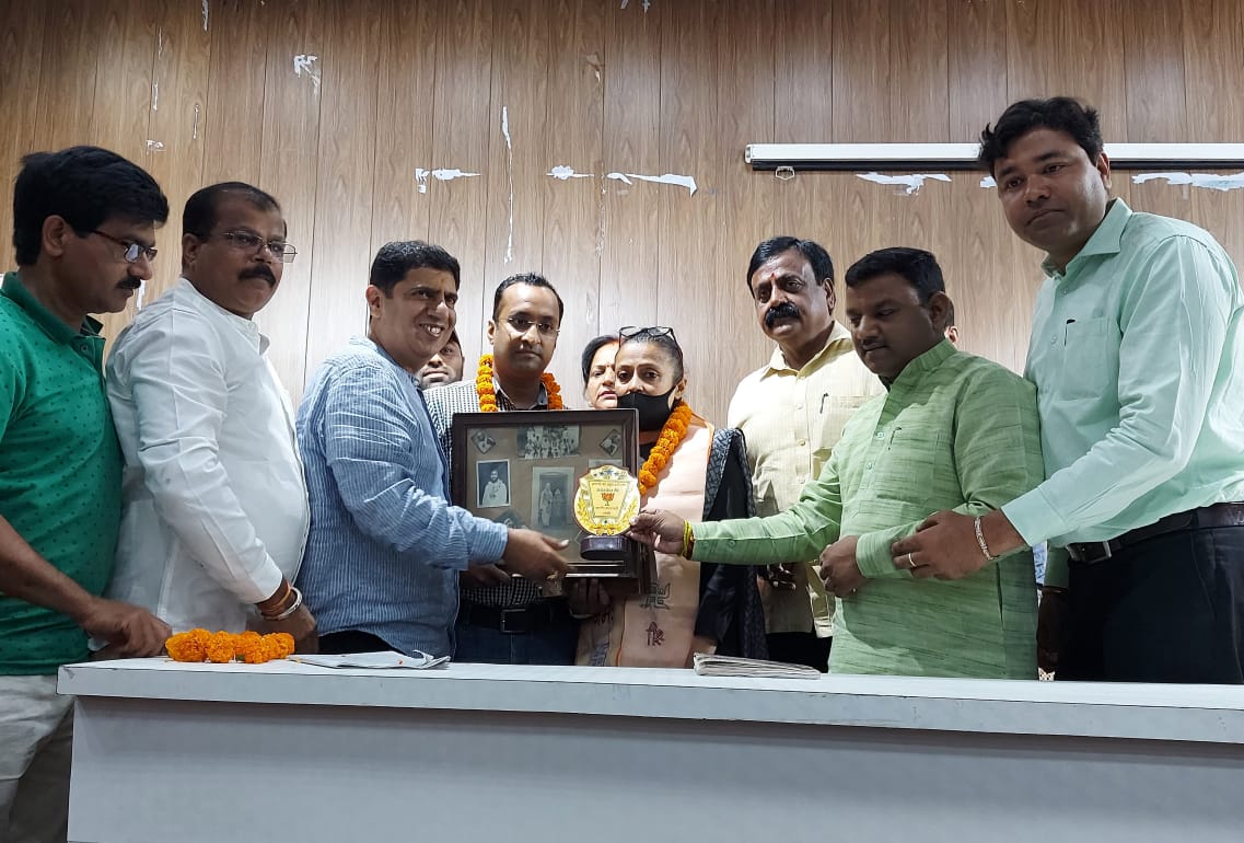 Honoured: भाजपा सामाजिक न्याय पखवाड़ा को लेकर कार्यक्रम का हुआ आयोजन, स्वतंत्रता सेनानियों के उत्तराधिकारीयों को शाल एवं स्मृति चिन्ह भेंटकर  किया सम्मान