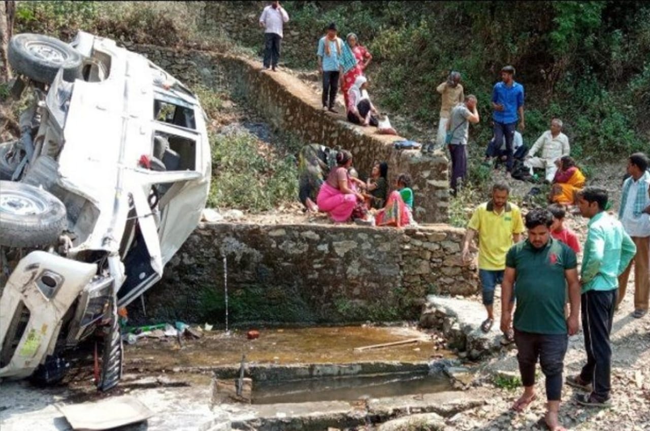 Accident: विदाई के बाद वापस लौट रहा बारातियों से भरा मैक्स वाहन खाई में गिरा, 6 की मौत 7 घायल Accident: विदाई के बाद वापस लौट रहा बारातियों से भरा मैक्स वाहन खाई में गिरा, 6 की मौत 7 घायल