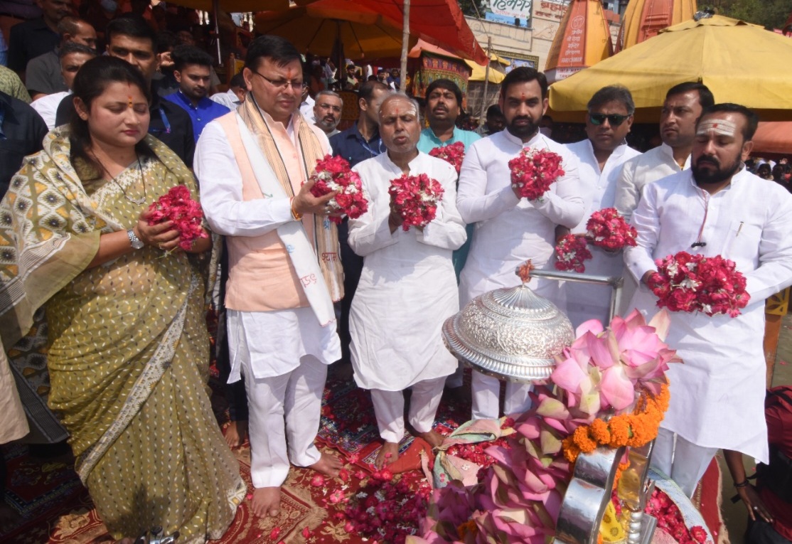Cm dhami: सपरिवार हरिद्वार हर की पौड़ी पहुंचे मुख्यमंत्री पुष्कर सिंह धामी, गंगा मैया जन्मोत्सव में प्रतिभाग कर मां गंगा की विधि विधान के साथ की पूजा-अर्चना
