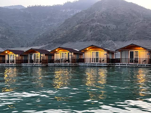 Blame: फ्लोटिंग हट में ठहरे पर्यटक ने ली-रॉय कंपनी के कर्मचारियों पर लगाया पेट्रोल की बोतल में पानी देने का आरोप, बिगड़ी तबीयत, कंपनी के तीन लोगों के खिलाफ मुकदमा दर्ज