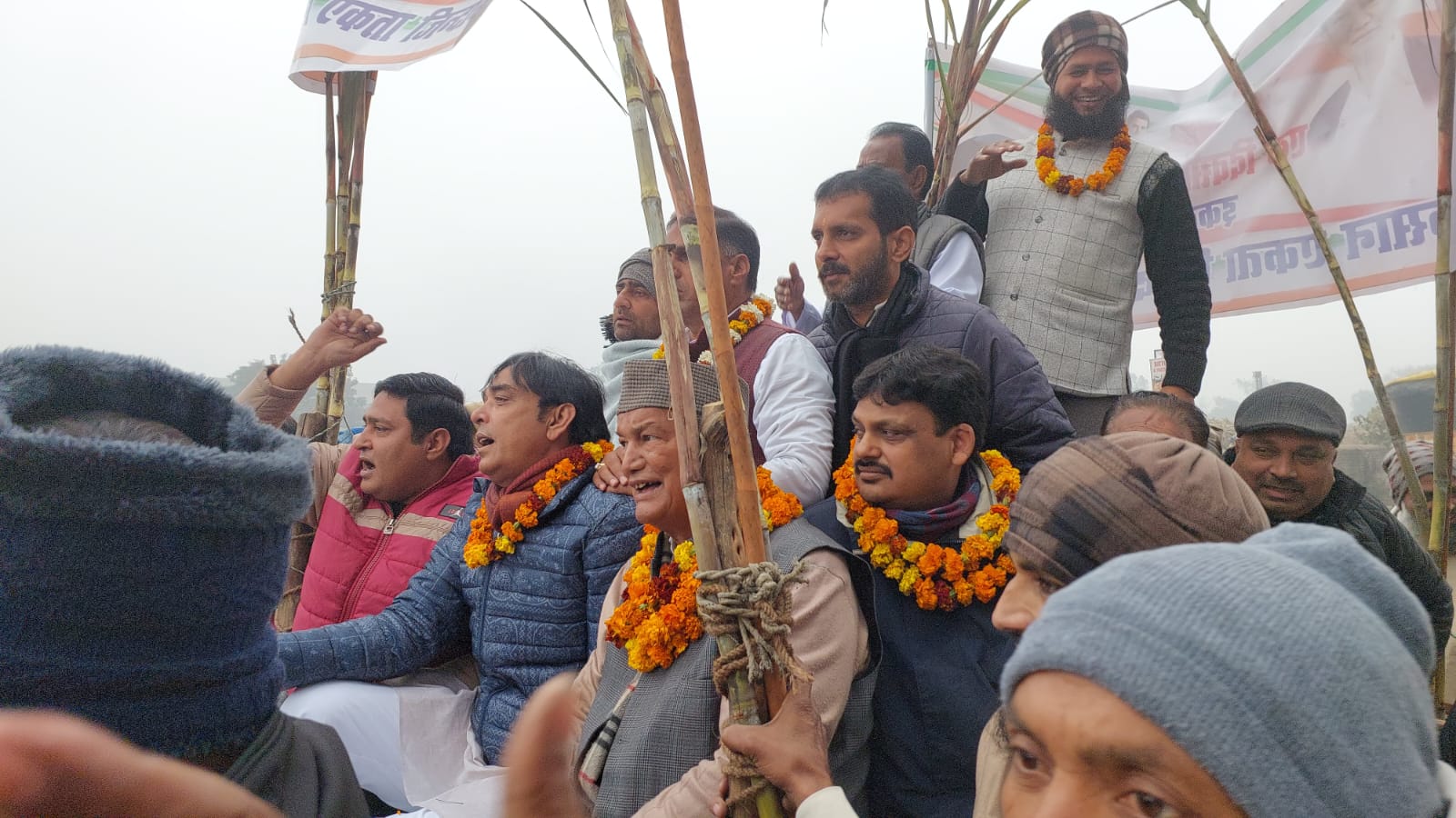 Demands: किसानों की विभिन्न समस्याओं को लेकर कांग्रेसियों ने इकबालपुर शुगर मिल पर दिया धरना,  मांगों को लेकर सौंपा ज्ञापन