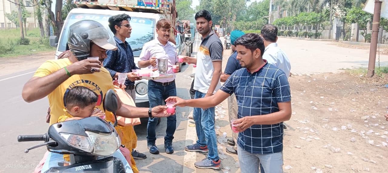 Initiative: मंगलौर। क्षेत्र में पड़ रही गर्मी से राहगीरों को राहत दिलाने के लिए एपीस इंडिया लिमिटेड द्वारा हाईवे पर छबील काउंटर लगाकर राहगीरों को ठंडा शरबत वितरित किया गया।
