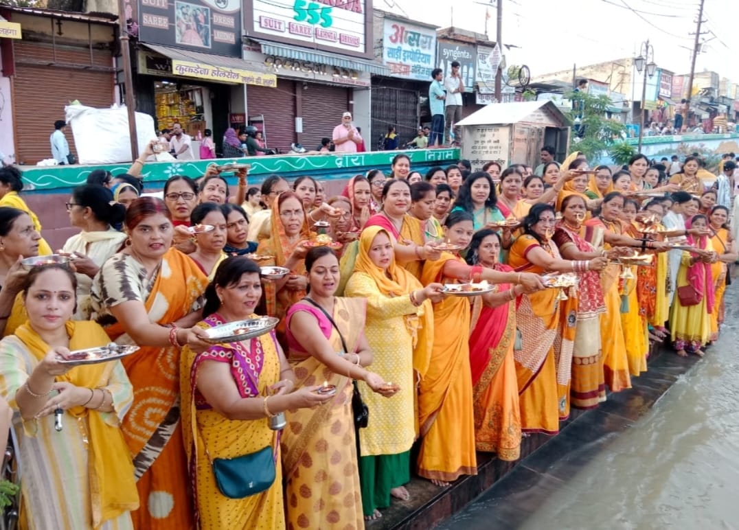 Ganga aarti: स्पर्श गंगा की टीम ने लक्ष्मी नारायण मंदिर पर किया गंगा आरती का आयोजन