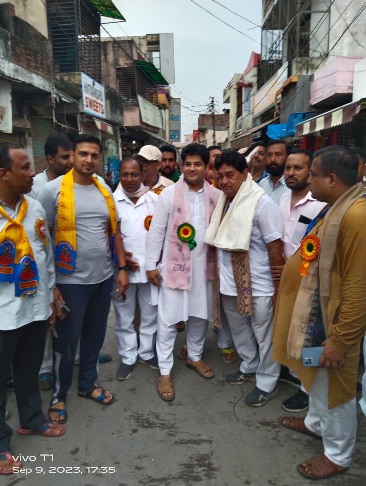 Honour: विधायक पुत्र ने किया समाज सेवायों का सम्मान श्री कृष्ण लीला कमेटी द्वारा आयोजित विजय यात्रा पर हुई पुष्प वर्षा