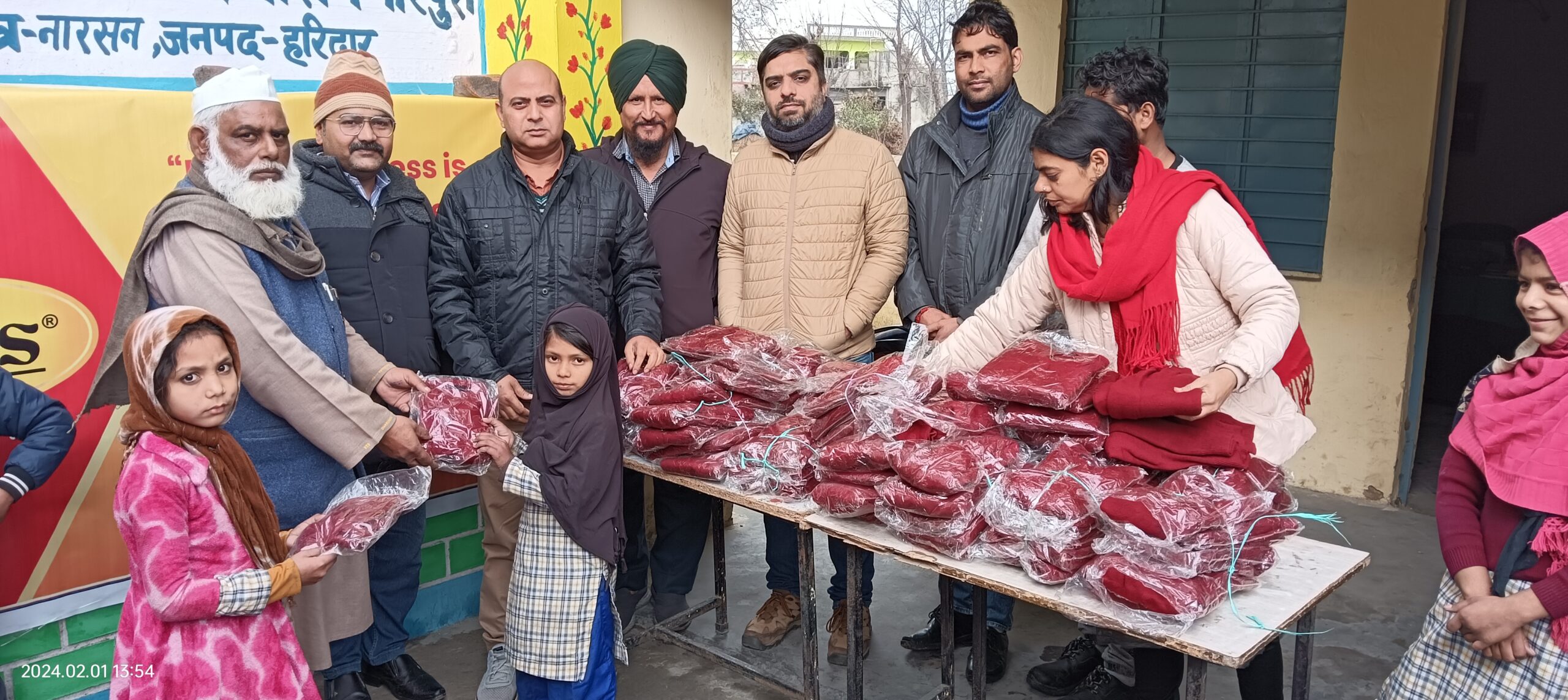 एपीस इंडिया लिमिटेड ने छात्र-छात्राओं को बांटी जरसी