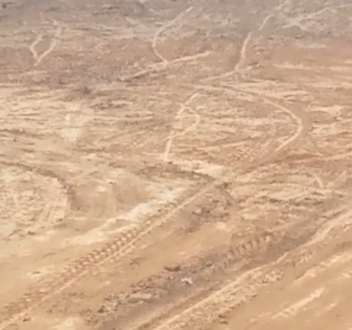 जेसीबी चला कर सरकारी भूमि से कर लिया खनन