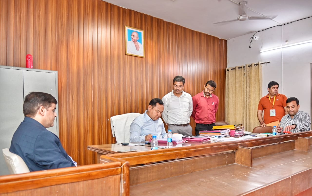 Election 2024: जांच में सात प्रत्याशियों के नामांकन निरस्त, रिटर्निंग ऑफिसर धीराज सिंह गर्ब्याल दिए दिशा निर्देश प्रत्याशी आदर्श आचार संहिता का अक्षरसह अनुपालन करना करें सुनिश्चित तथा रैली, वाहनों की पूर्व ले अनुमति