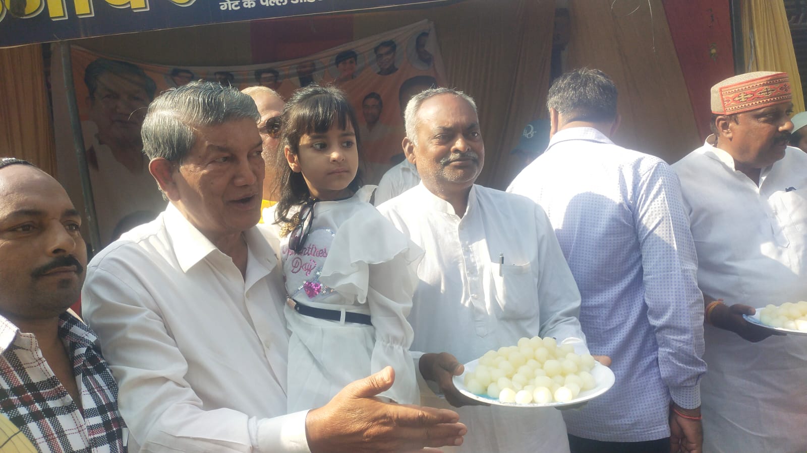 Eid: हर्षोल्लास के साथ मनाया गया ईद उल फितर का त्यौहार, निर्दलीय प्रत्याशी उमेश कुमार ने की फूलों की वर्षा तो पूर्व मुख्यमंत्री हरीश रावत  व समाजसेवियों ने मुस्लिम भाइयों को गले लगा कर दी मुबारकबाद