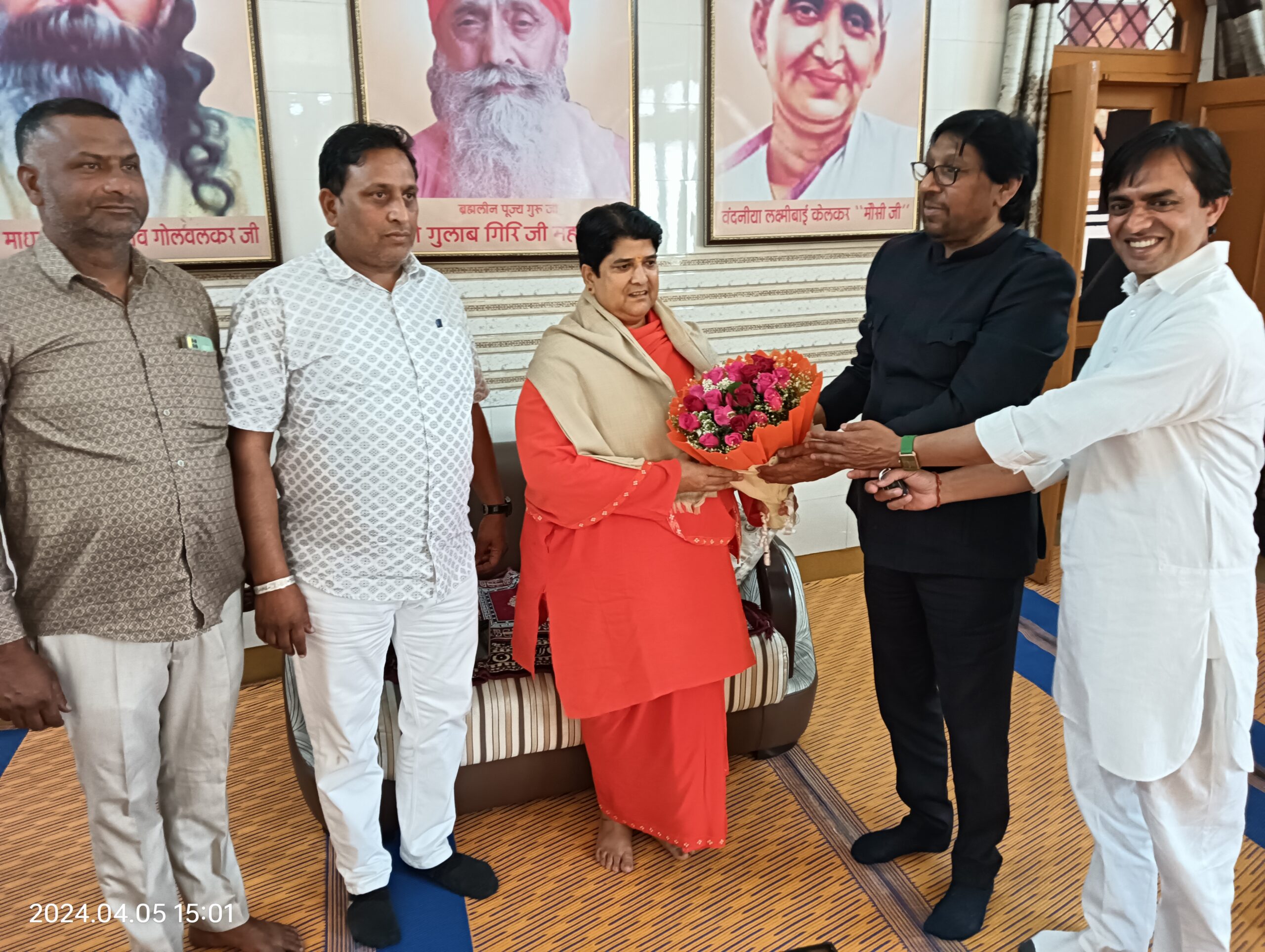 करतार सिंह भडाना ने लिया महामंडलेश्वर से आशीर्वाद