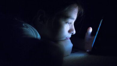 Phone Side Effects On Skin:  फोन से निकलने वाली नीली रोशनी त्वचा को नुकसान पहुंचा रही है, झाइयां और झुर्रियां बढ़ा रही है