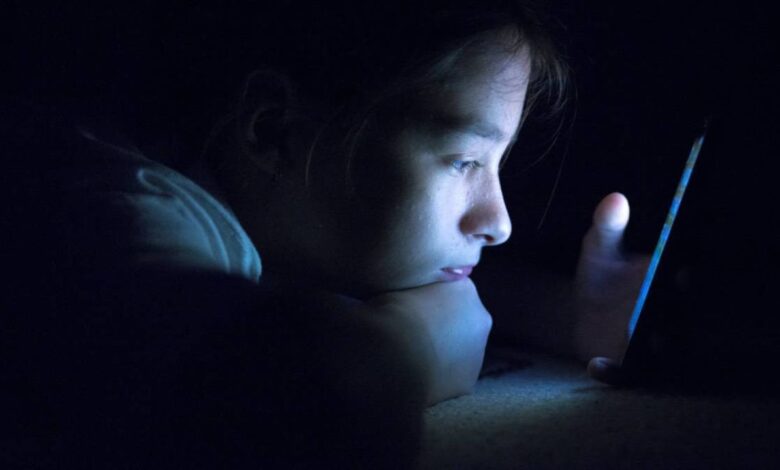 Phone Side Effects On Skin: फोन से निकलने वाली नीली रोशनी त्वचा को नुकसान पहुंचा रही है, झाइयां और झुर्रियां बढ़ा रही है Phone Side Effects On Skin: फोन से निकलने वाली नीली रोशनी त्वचा को नुकसान पहुंचा रही है, झाइयां और झुर्रियां बढ़ा रही है