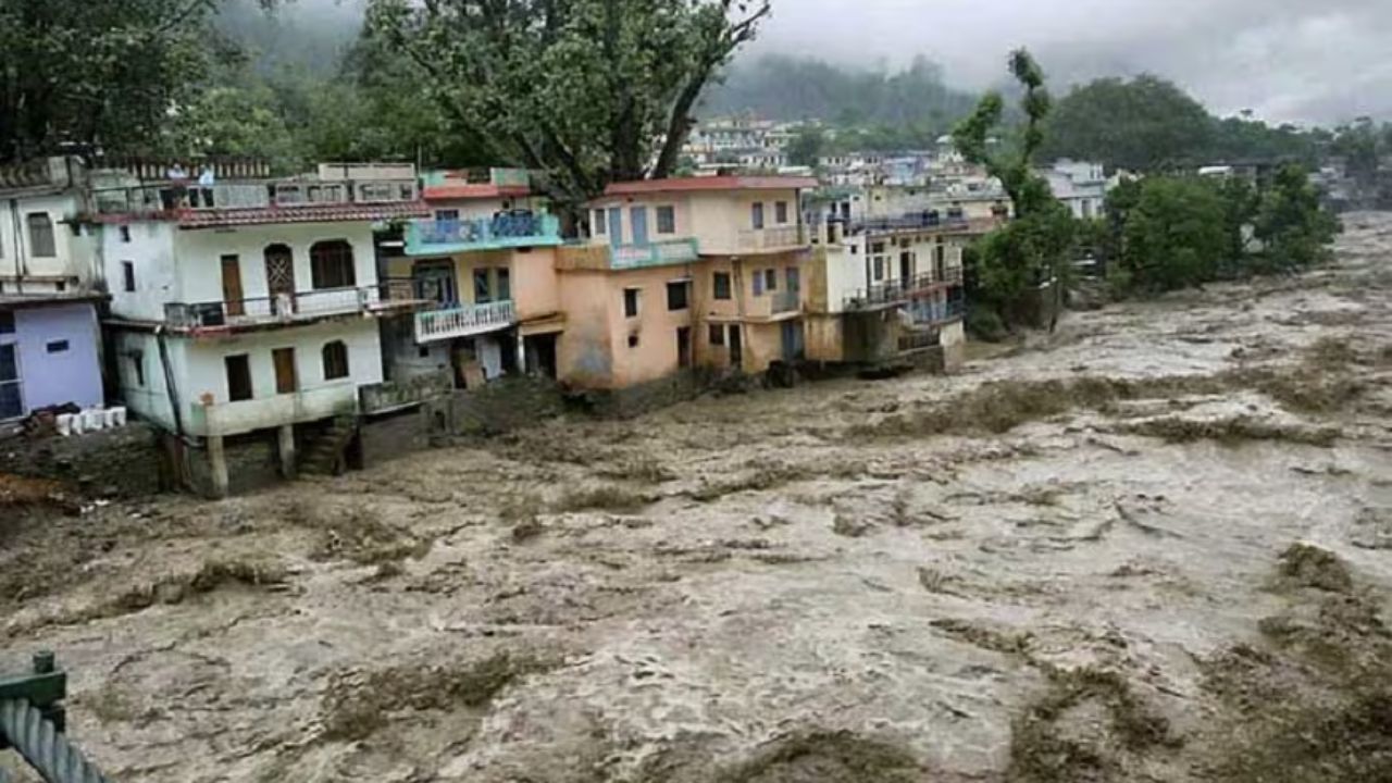 Pithoragarh में भारी बारिश के कारण पुल नुकसान, 70 परिवारों को कटा संपर्क Pithoragarh में भारी बारिश के कारण पुल नुकसान, 70 परिवारों को कटा संपर्क