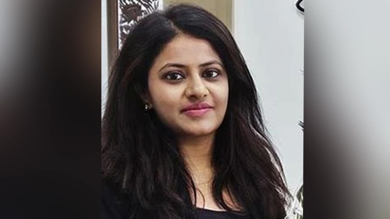 UPSC ने पूजा खेडकर का IAS पद छीना, सभी परीक्षाओं पर बैन लगाया