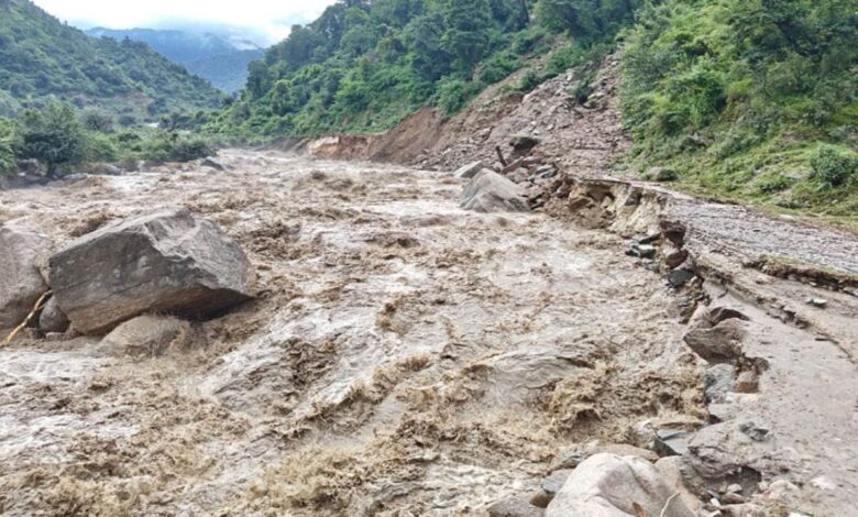 Flood in Tehri: टिहरी में भारी बारिश से बलगंगा नदी में बाढ़, कई गांव प्रभावित; प्रशासन और SDRF की टीम मौके पर