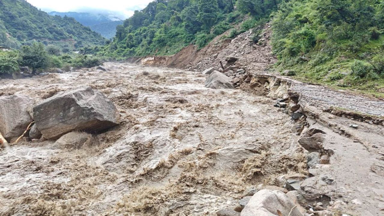 Flood in Tehri: टिहरी में भारी बारिश से बलगंगा नदी में बाढ़, कई गांव प्रभावित; प्रशासन और SDRF की टीम मौके पर Flood in Tehri: टिहरी में भारी बारिश से बलगंगा नदी में बाढ़, कई गांव प्रभावित; प्रशासन और SDRF की टीम मौके पर