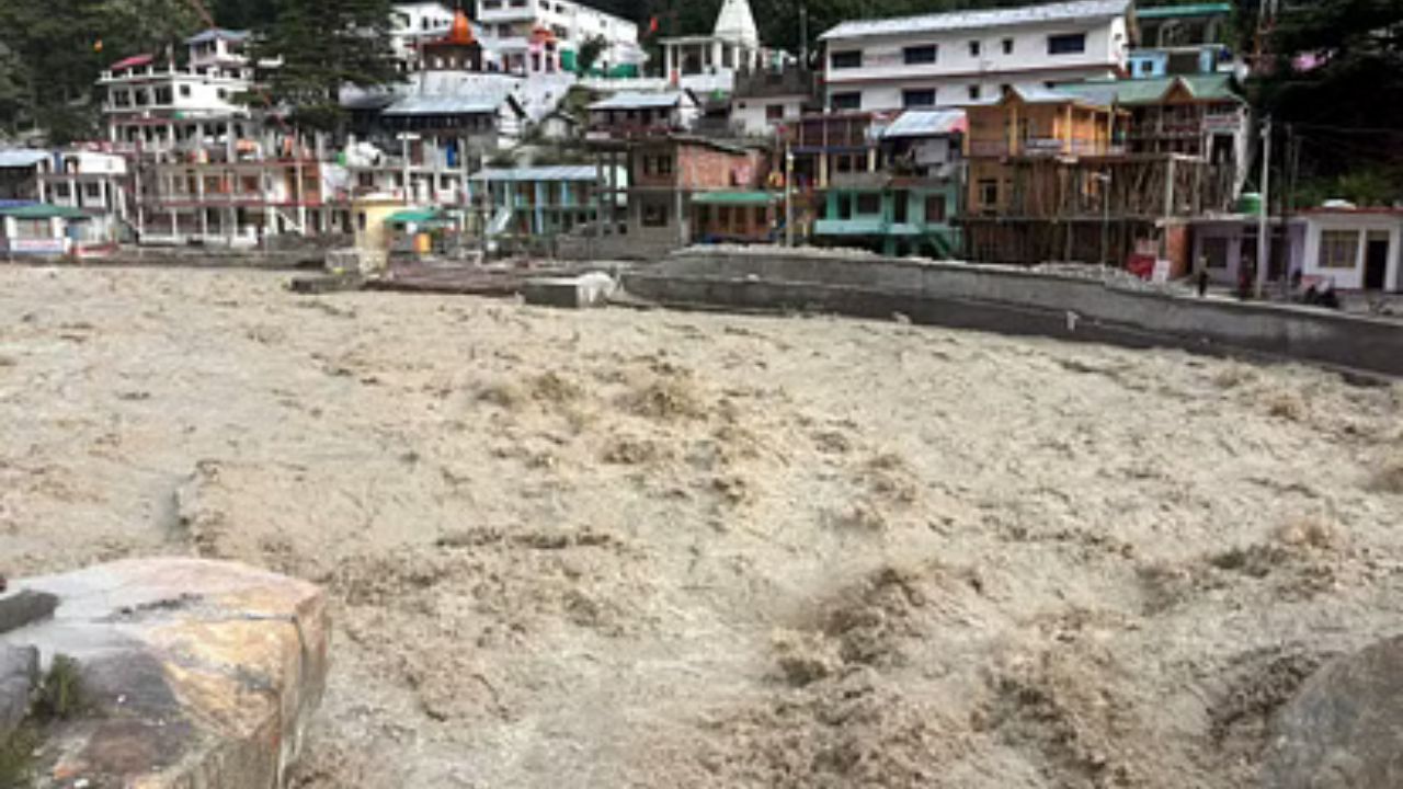 Uttarakhand rain: गंगोत्री धाम में भागीरथी उफान पर, जलस्तर आरती स्थल तक पहुँचा Uttarakhand rain: गंगोत्री धाम में भागीरथी उफान पर, जलस्तर आरती स्थल तक पहुँचा