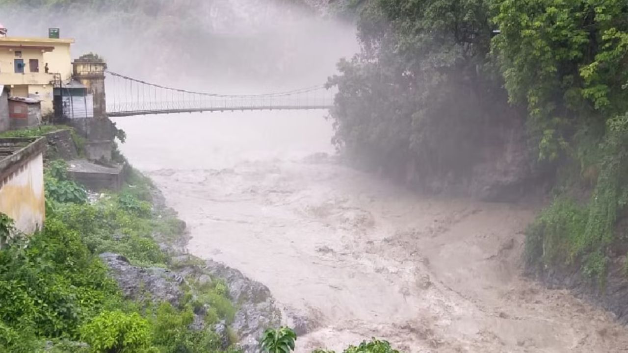 Flood in Tehri: टिहरी में भारी बारिश से बलगंगा नदी में बाढ़, कई गांव प्रभावित; प्रशासन और SDRF की टीम मौके पर