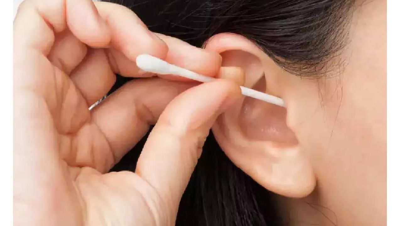 Ear infection :कान में संक्रमण के लक्षण और घर पर सही तरीके से वैक्स साफ करने का तरीका