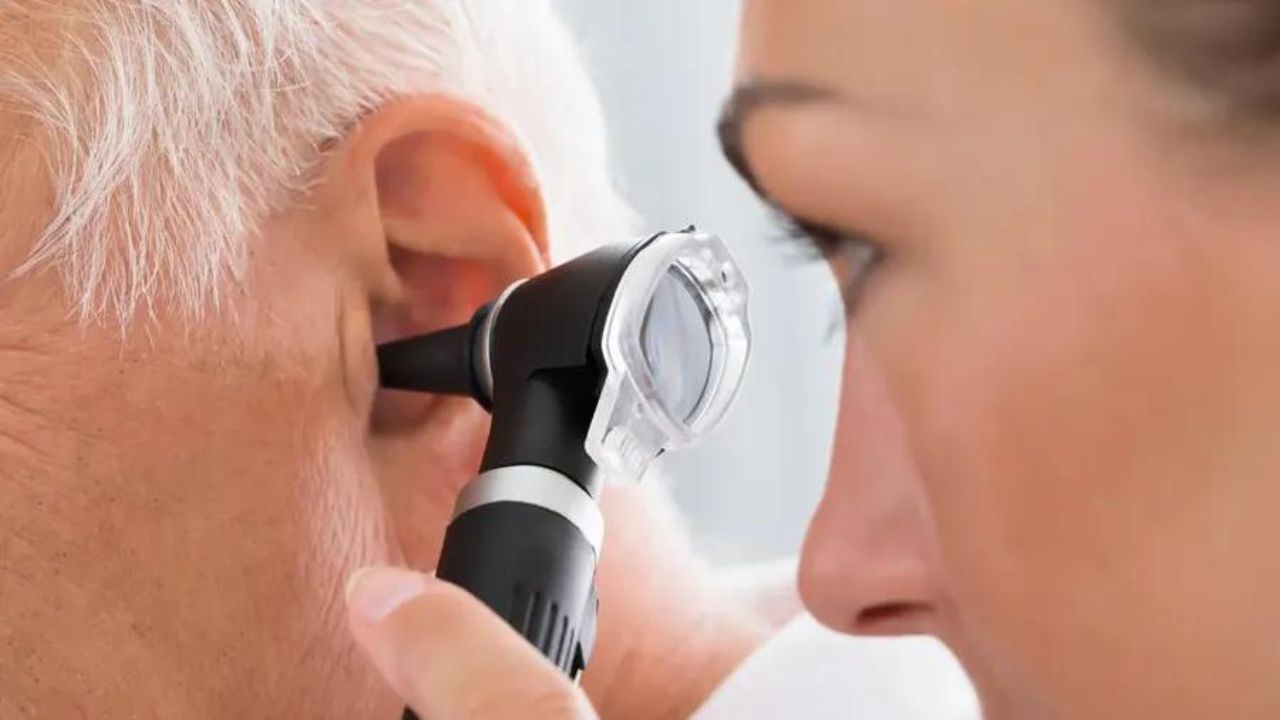 Ear infection :कान में संक्रमण के लक्षण और घर पर सही तरीके से वैक्स साफ करने का तरीका