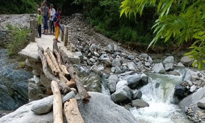 Uttarakhand: सावधान रहें… गांववाले एक लकड़ी के लंबे टूकड़े की मदद से जान को खतरे में डालते हुए नदी कर रहे हैं पार