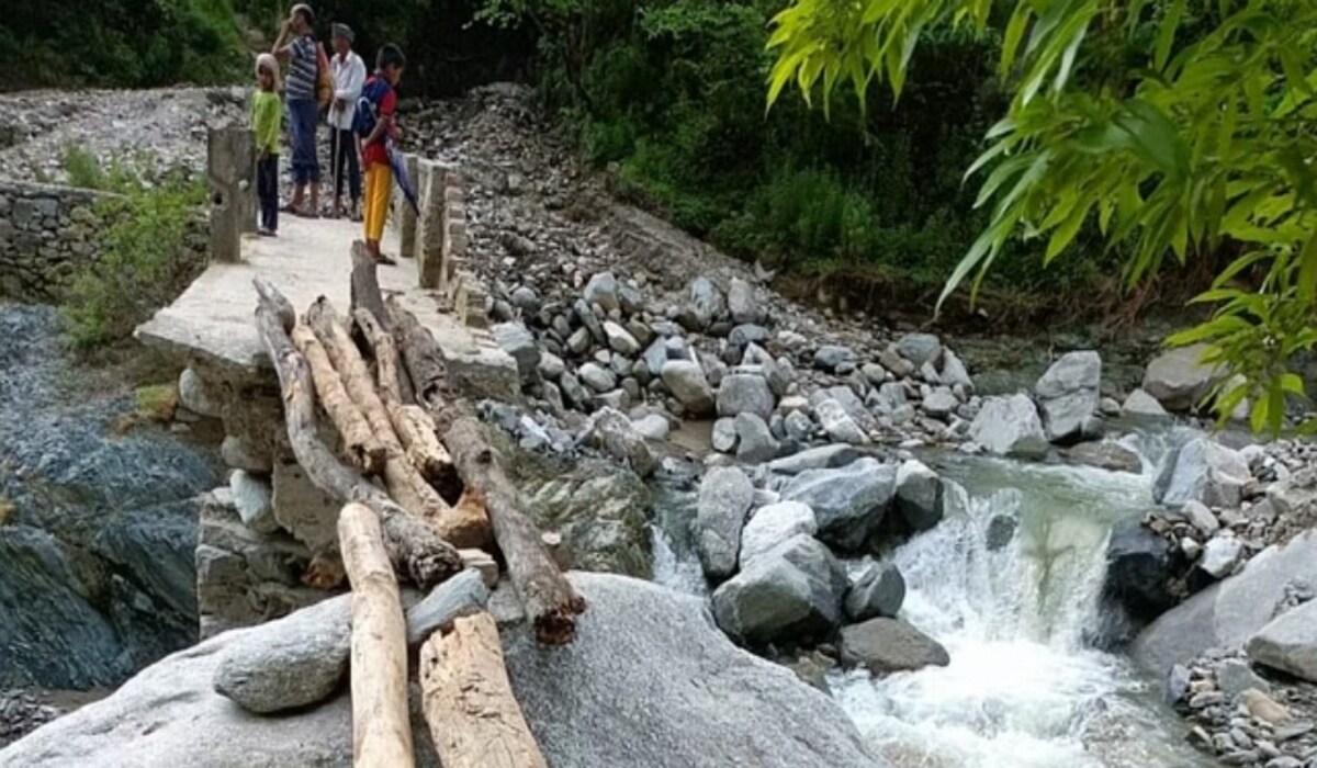 Uttarakhand: सावधान रहें… गांववाले एक लकड़ी के लंबे टूकड़े की मदद से जान को खतरे में डालते हुए नदी कर रहे हैं पार Uttarakhand: सावधान रहें… गांववाले एक लकड़ी के लंबे टूकड़े की मदद से जान को खतरे में डालते हुए नदी कर रहे हैं पार