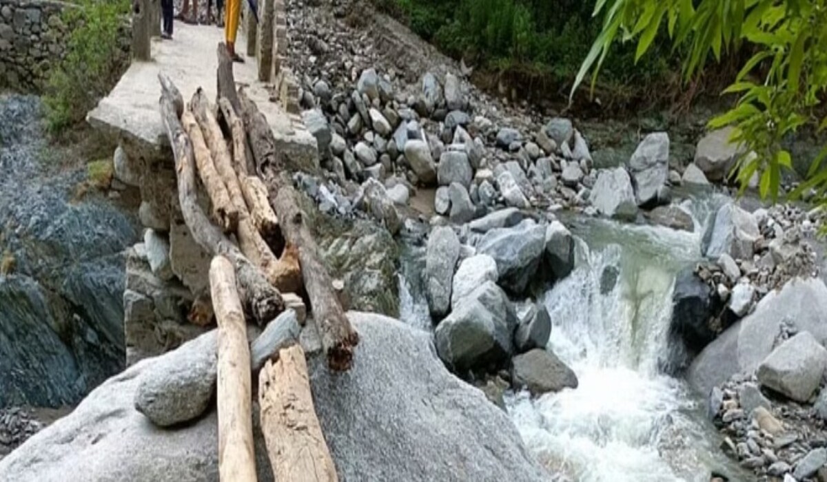   Uttarakhand: सावधान रहें... गांववाले एक लकड़ी के लंबे टूकड़े की मदद से जान को खतरे में डालते हुए नदी कर रहे हैं पार 