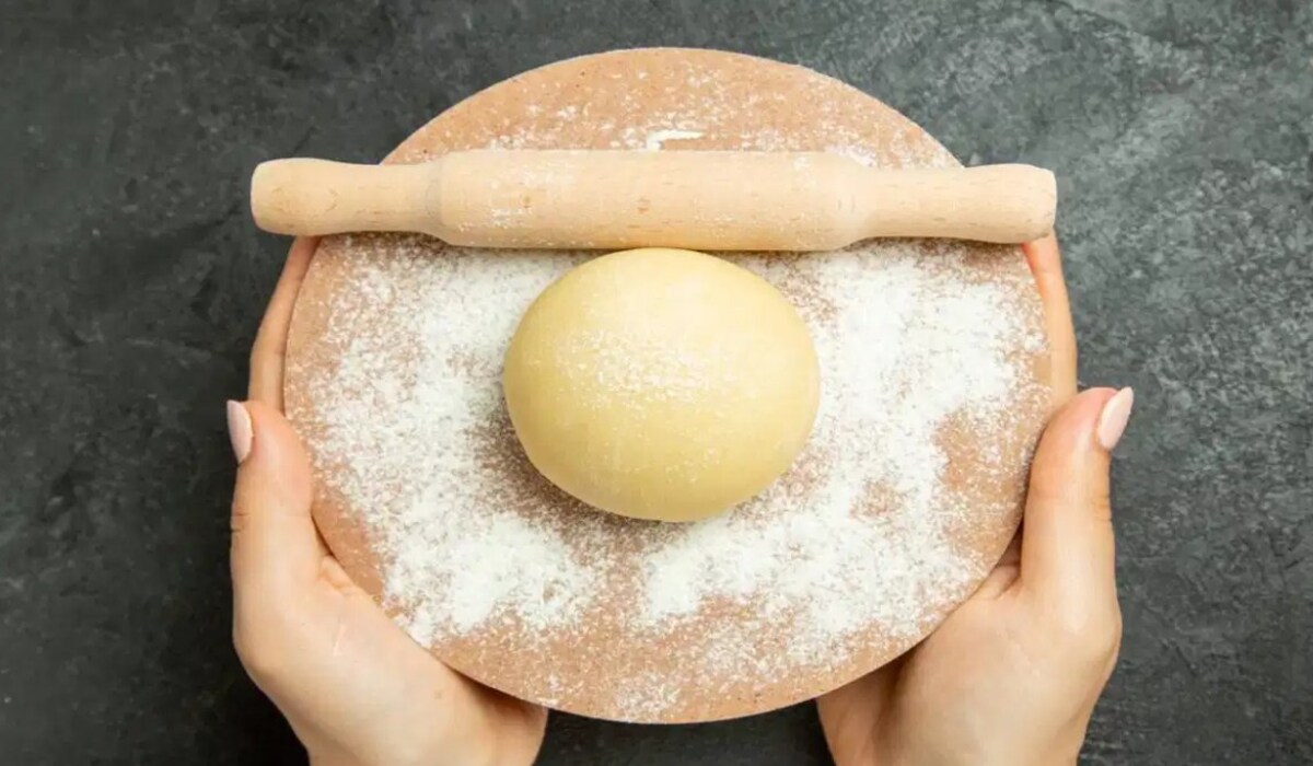 Health Care Tips: क्या आप फ्रिज में रखी आटे से रोटियां बनाते हैं? आपके लिए यह स्वास्थ्य के लिए बहुत खतरनाक हो सकता है