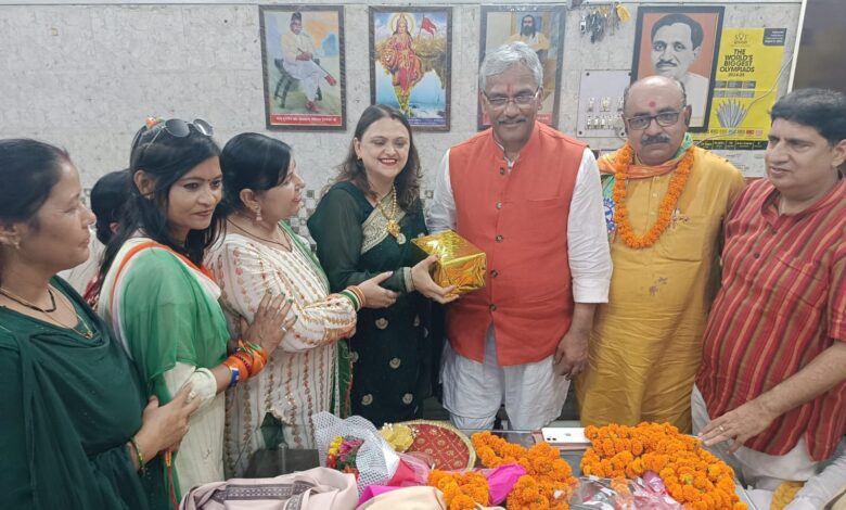 Rakshabandhan: रक्षाबंधन से पूर्व भाजपा नेत्री एवं समाजसेविका पूजा नंदा ने महिलाओं संग पूर्व मुख्यमंत्री एवं हरिद्वार सांसद त्रिवेंद्र सिंह रावत को बांधा रक्षा सूत्र