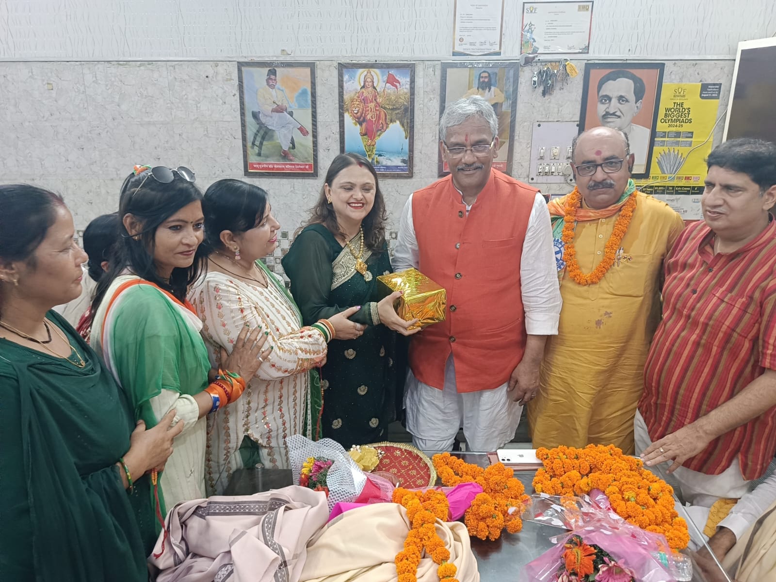 Rakshabandhan: रक्षाबंधन से पूर्व भाजपा नेत्री एवं समाजसेविका पूजा नंदा ने महिलाओं संग पूर्व मुख्यमंत्री एवं हरिद्वार सांसद त्रिवेंद्र सिंह रावत को बांधा रक्षा सूत्र