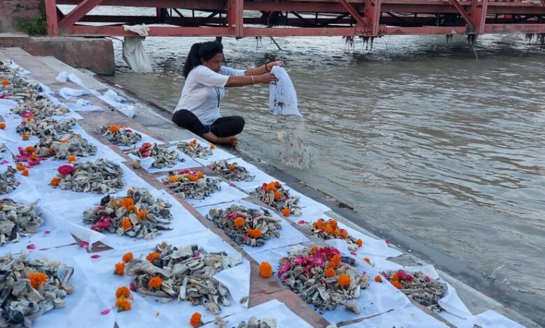 Record: देश की बेटी क्रांतिकारी शालू सैनी ने एक साथ 250 अस्थियों को हरिद्वार सती घाट पर विधि-विधान से विसर्जित कर रचा इतिहास Record: देश की बेटी क्रांतिकारी शालू सैनी ने एक साथ 250 अस्थियों को हरिद्वार सती घाट पर विधि-विधान से विसर्जित कर रचा इतिहास