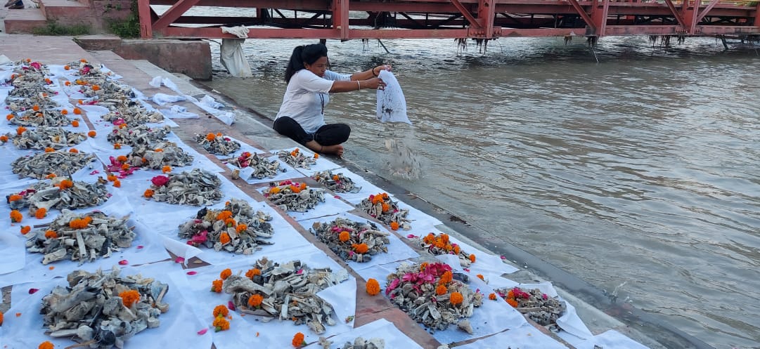 Record: देश की बेटी क्रांतिकारी शालू सैनी ने एक साथ 250 अस्थियों को हरिद्वार सती घाट पर विधि-विधान से  विसर्जित कर रचा इतिहास