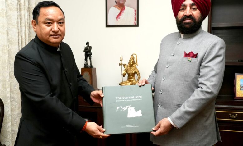 Uttarakhand: भगवान शिव के महानतम स्वरूप सदाशिव से प्रेरित पुस्तक को जिलाधिकारी धीराज सिंह गर्ब्याल ने राज्यपाल से मुलाक़ात कर की भेंट