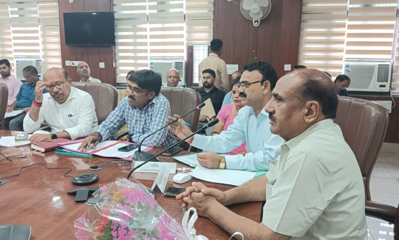 Uttarakhand: उत्तराखण्ड अल्पसंख्यक आयोग के उपाध्यक्ष मजहर नई नवाब ने   विकास भवन सभागार पहुॅचकर आयोग को प्राप्त शिकातयों पर जनसुनवाई के साथ ही विभिन्न विभागों के अधिकारियों के साथ समीक्षा बैठक ली