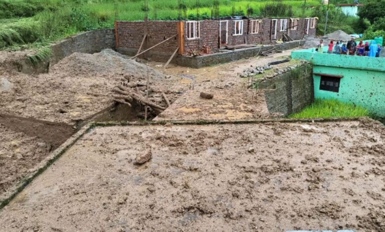 Uttarakhand: टिहरी में बादल फटने से 13 गांवों में भूस्खलन, ग्रामीणों ने बचाई जान Uttarakhand: टिहरी में बादल फटने से 13 गांवों में भूस्खलन, ग्रामीणों ने बचाई जान