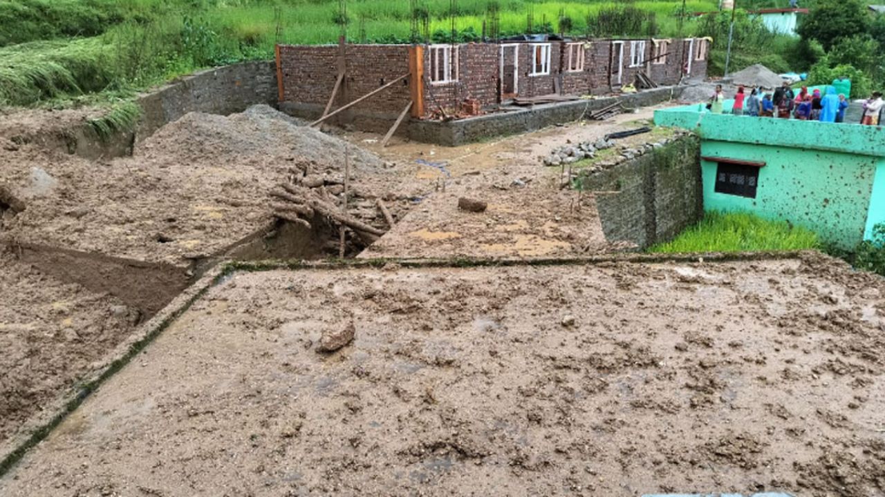 Uttarakhand: टिहरी में बादल फटने से 13 गांवों में भूस्खलन, ग्रामीणों ने बचाई जान Uttarakhand: टिहरी में बादल फटने से 13 गांवों में भूस्खलन, ग्रामीणों ने बचाई जान