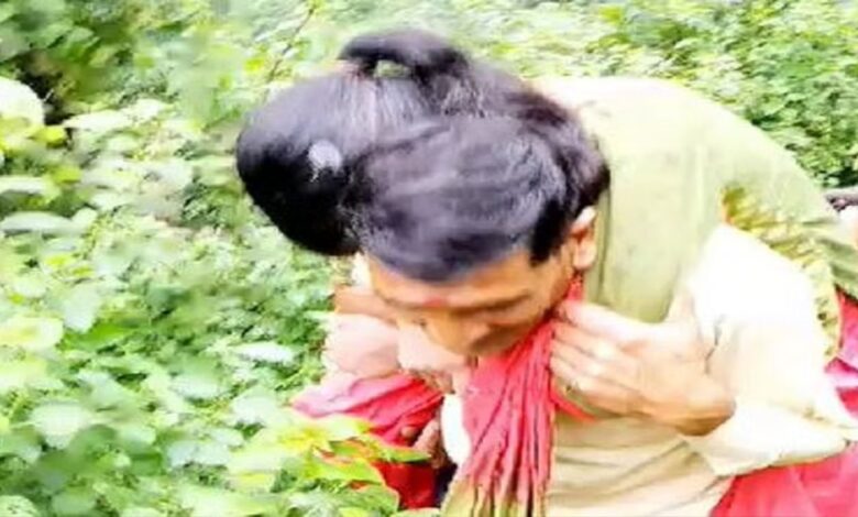 Nainital News: इलाज के लिए पिता ने 22 किमी दूर पीठ पर लाकर बेटी को अस्पताल पहुंचाया, 18 दिन से बंद है सड़क Nainital News: इलाज के लिए पिता ने 22 किमी दूर पीठ पर लाकर बेटी को अस्पताल पहुंचाया, 18 दिन से बंद है सड़क